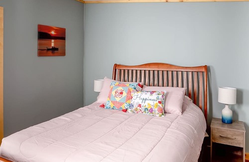 Ellsworth House | Thoughtful, well-equipped retreat with work desk & smart TVs - dog-friendly