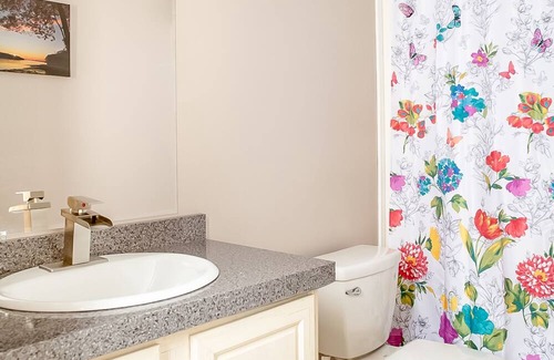 Ellsworth House | Thoughtful, well-equipped retreat with work desk & smart TVs - dog-friendly