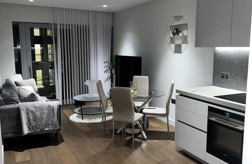 Peninsula Apartment | Stylish 1-Bed Apartment in London