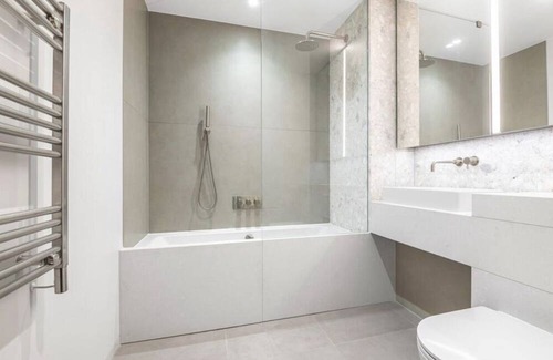Peninsula Apartment | Stylish 1-Bed Apartment in London