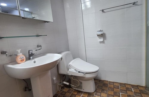 Seochon House | Traditional Hanok over 90 years near Gyeongbokgung -5 rooms, 3 bathrooms Max. 10