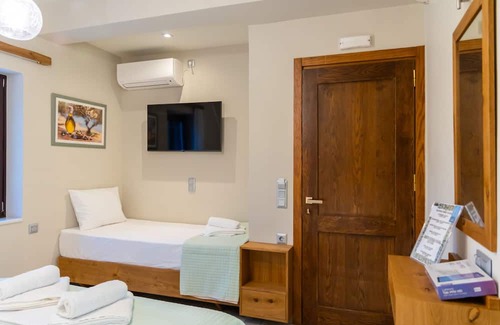 Omales Apartment | Armenopertra view-Akantha ,triple room, Mani