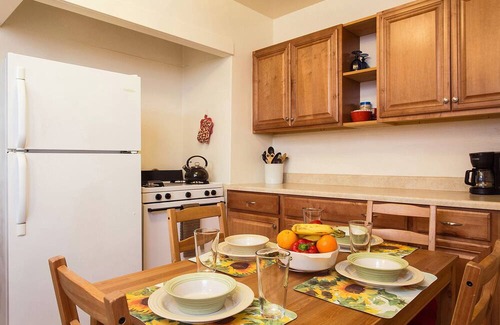 Hollywood House | Hollywood Hills Suites