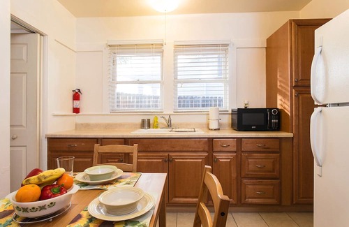 Hollywood House | Hollywood Hills Suites