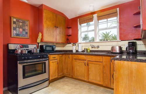 Hollywood House | Hollywood Hills Suites