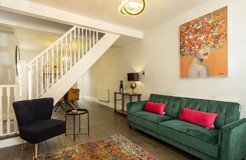 Coalville House | Sparkenhoe - Stunning home with garden & parking