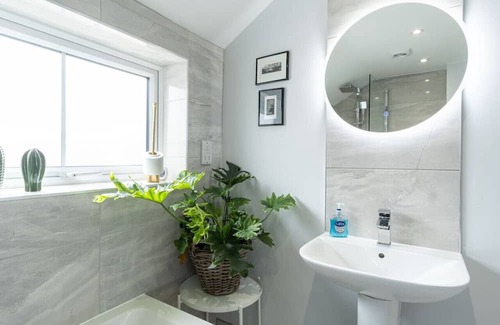 Coalville House | Sparkenhoe - Stunning home with garden & parking
