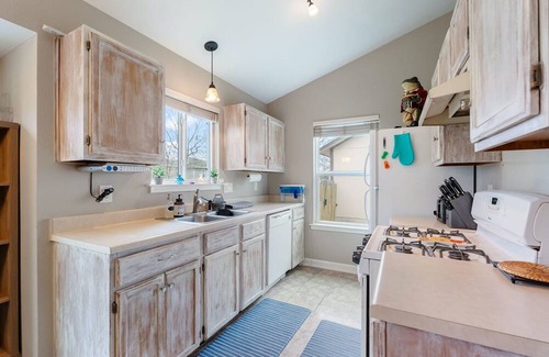 Buckingham Estates House | Bluebonnet Bliss – Home Sweet Home in South Austin! Family-Friendly Neighborhood
