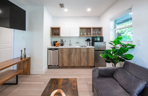 Poinciana Park House | Tropical Bliss: Junior Suite in Ft Lauderdale