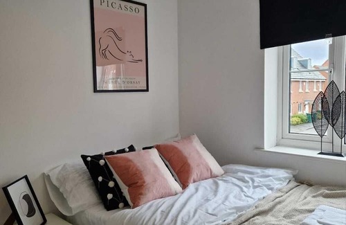 Coventry House | Work-friendly 4-bed in Coventry