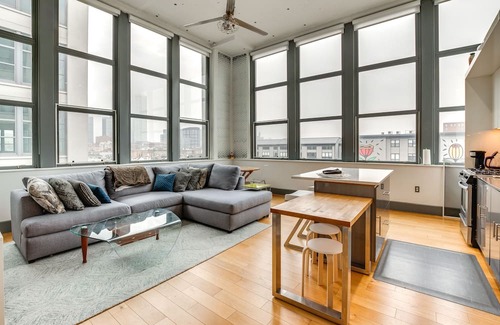 West Side Condo | Sleek, Modern Jersey City Condo: 4 Mi to NYC!
