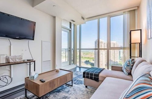 Hurontario Condo | LOVELY 1+DEN CONDO, BALCONY, PARKING, HIGH FLOOR