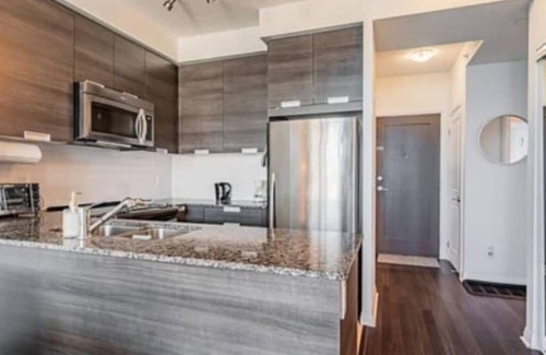 Hurontario Condo | LOVELY 1+DEN CONDO, BALCONY, PARKING, HIGH FLOOR