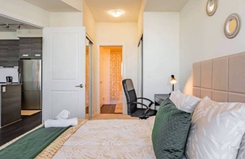 Hurontario Condo | LOVELY 1+DEN CONDO, BALCONY, PARKING, HIGH FLOOR