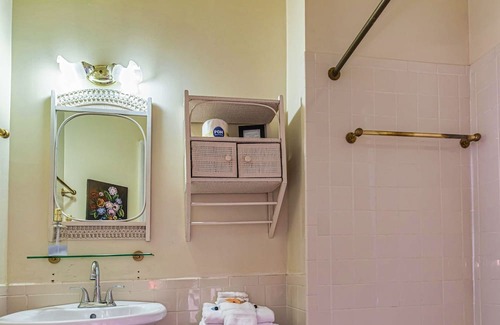 Senoia House | Welcome to the Famous, Award Winning VERANDA HISTORIC INN Senoia, GA