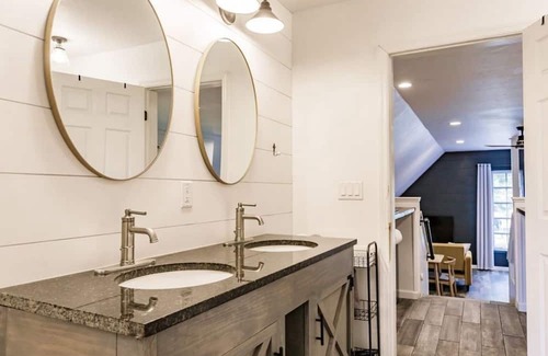San Carlos Park Apartment | Beach, dining nearby, close to airports. Book now!