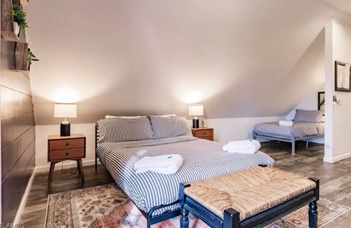 San Carlos Park Apartment | Beach, dining nearby, close to airports. Book now!