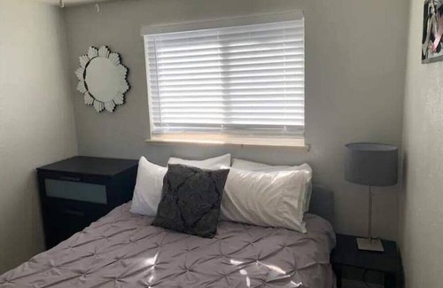 Jefferson Park House | 2bdrm Near MileHigh/PepsiCntr Parking A/C