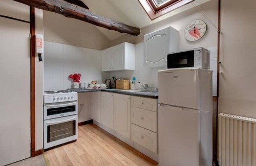 Colchester Cottage | 3 Bedroom Cottage - Shared Pool