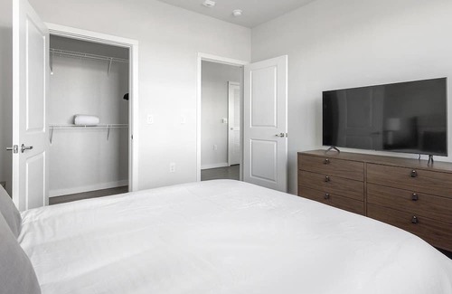 Spring Branch East Apartment | Modern Apartment in Prime Location (ID1403X427)
