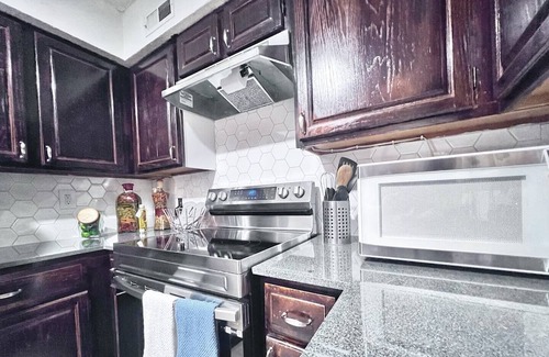 Tulsa Condo | Central Tulsa/ Jenks Condo with a Pool