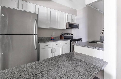 Homewood Apartment | Modern Apartment in Prime Location (ID1403X449)