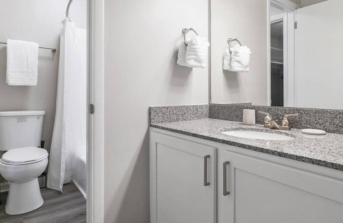 Homewood Apartment | Modern Apartment in Prime Location (ID1403X449)