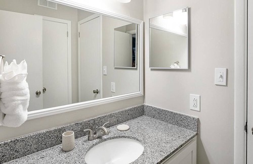 Homewood Apartment | Modern Apartment in Prime Location (ID1403X455)