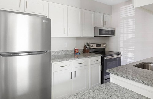 Homewood Apartment | Modern Apartment in Prime Location (ID1403X455)