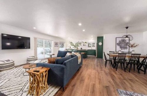 Welches House | Family Mountain Retreat w/Sauna + Game Rm + Fireplace + Community Pool & Hot Tub