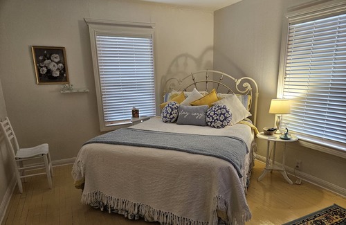 Sayles Blvd. Area House | Cute and cozy 2 bedroom cottage - centrally located and charming!