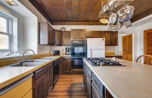 Wheeling Condo | Historic Wheeling Condo w/ Fireplace Near Museums!