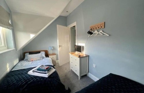 Bridgend Cabin | Orchard Lodge -Coastal Retreat, new build, village views, private garden/terrace