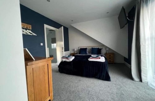 Bridgend Cabin | Orchard Lodge -Coastal Retreat, new build, village views, private garden/terrace