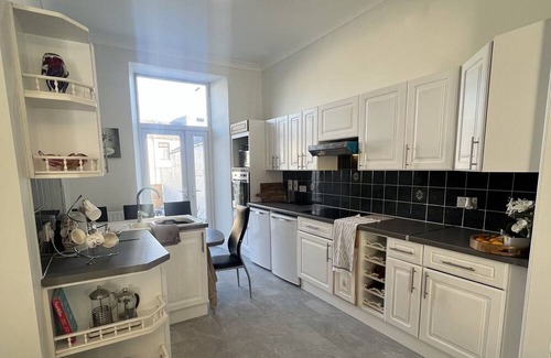Douglas Apartment | Large 3 Storey Home From Home Apartment