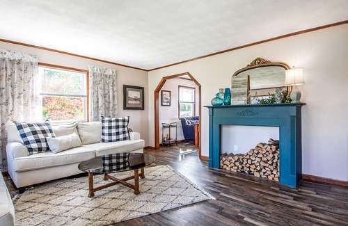 Holts Summit House | PLUSH FARMHOUSE Fresh Breakfast + Crackling Bonfire! 2-Separate Areas!