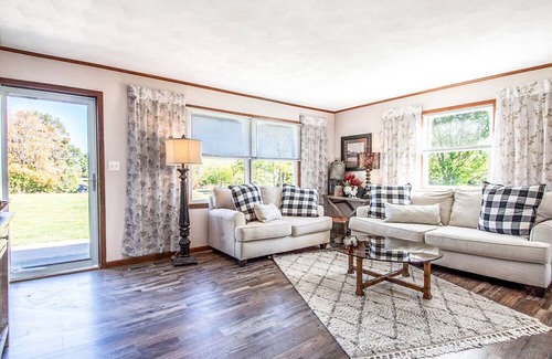 Holts Summit House | PLUSH FARMHOUSE Fresh Breakfast + Crackling Bonfire! 2-Separate Areas!