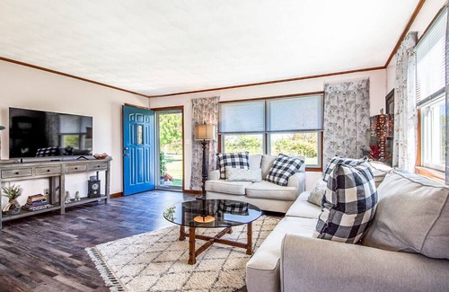 Holts Summit House | PLUSH FARMHOUSE Fresh Breakfast + Crackling Bonfire! 2-Separate Areas!