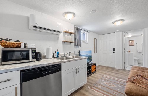 Price Apartment | Hot Tub Haven+Pet+Laundry+ .4 to USU Eastern