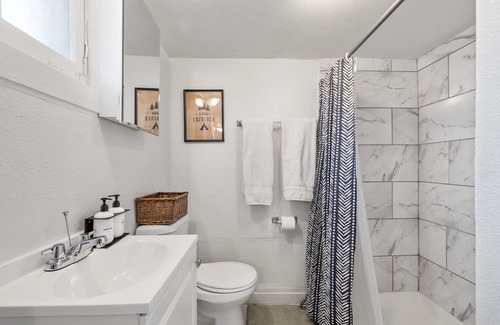 Price Apartment | Hot Tub Haven+Pet+Laundry+ .4 to USU Eastern
