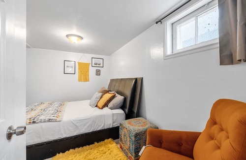 Price Apartment | Hot Tub Haven+Pet+Laundry+ .4 to USU Eastern