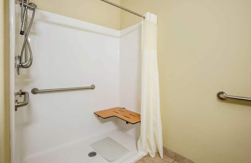 Saint Landry House | 3 Budget-Friendly Accommodations in Knights Inn Bunkie! Pool, Free Breakfast!