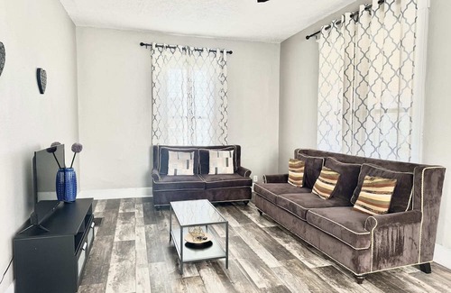 Shelbyville House | Huge, 4 Bedrooms 10 min to Casino, 25 min to Indy!