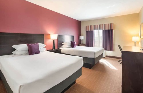 Saint Landry House | Excellent Choice! Comes with Free Breakfast & Parking, Outdoor Swimming Pool!