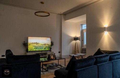 Trafford Apartment | Lovely 3-Bed Apartment in Altrincham