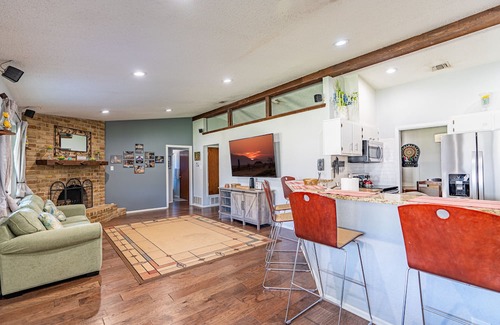 Schertz House | Montage - A Birdy Vacation Rental