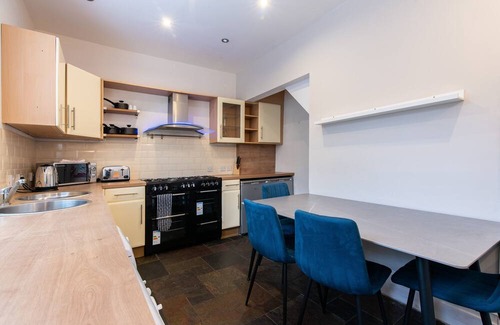 Stubbins House | Lovely 2-Bedroom Conveniently Close to Bury & Manchester