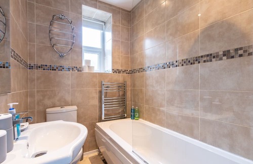 Stubbins House | Lovely 2-Bedroom Conveniently Close to Bury & Manchester