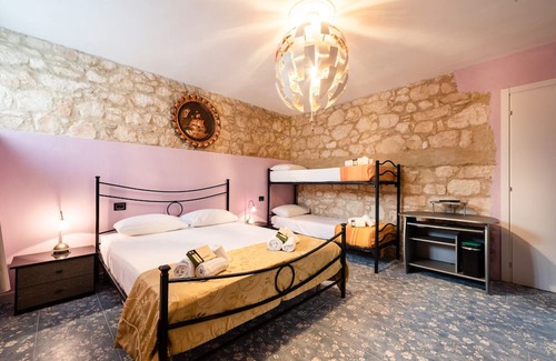 Est Apartment | Stanza Glicine - Villa Angelina - Pet Friendly