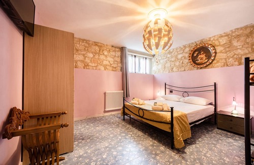 Est Apartment | Stanza Glicine - Villa Angelina - Pet Friendly
